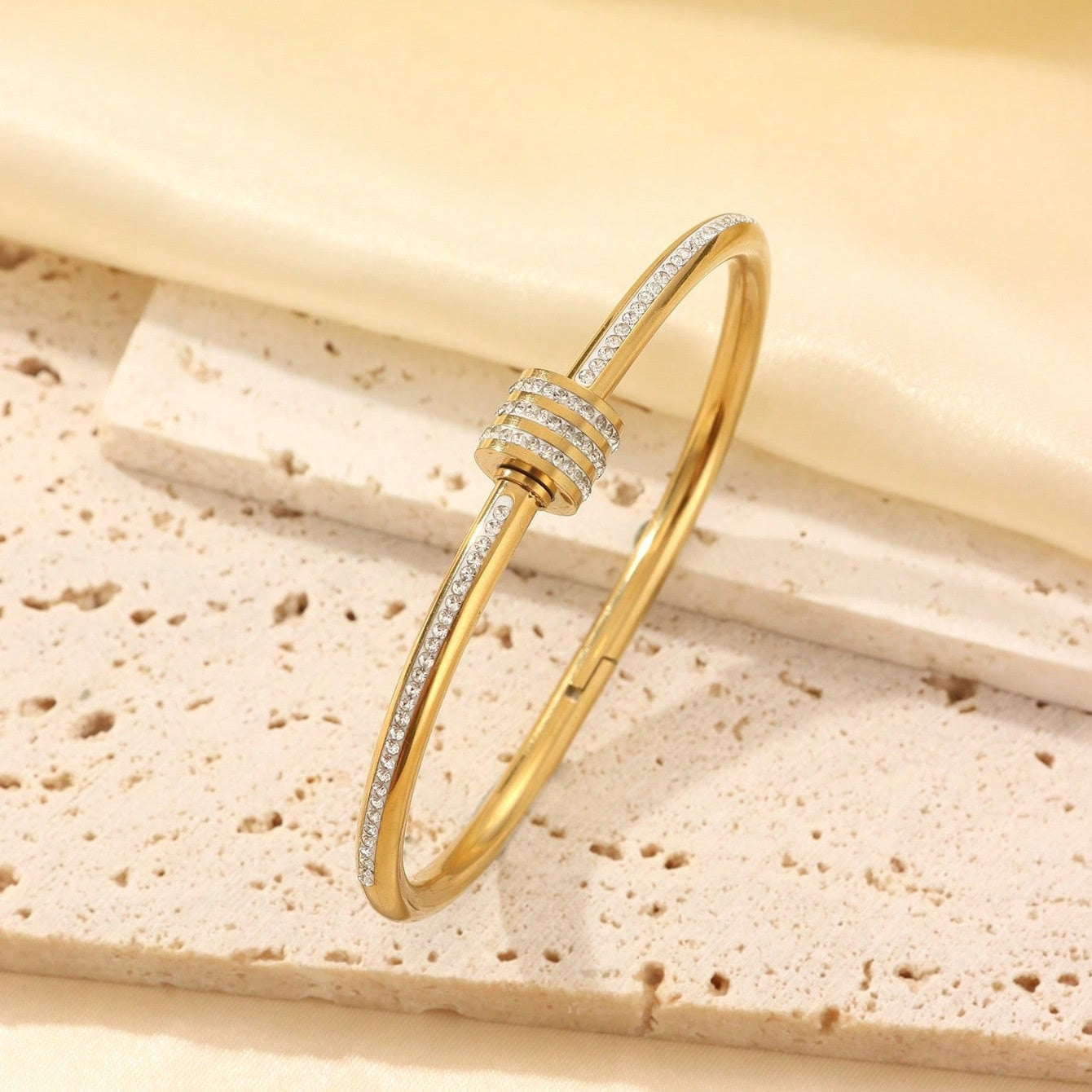A Set of 5pcs of 18K Gold-Plated Women'S Personalized Multicolor Stainless Steel Bracelets, Featuring a Unique Design, Fashionable And Multi-Element Design, Making It an Exquisite Ideal Gift That Does Not Fade.